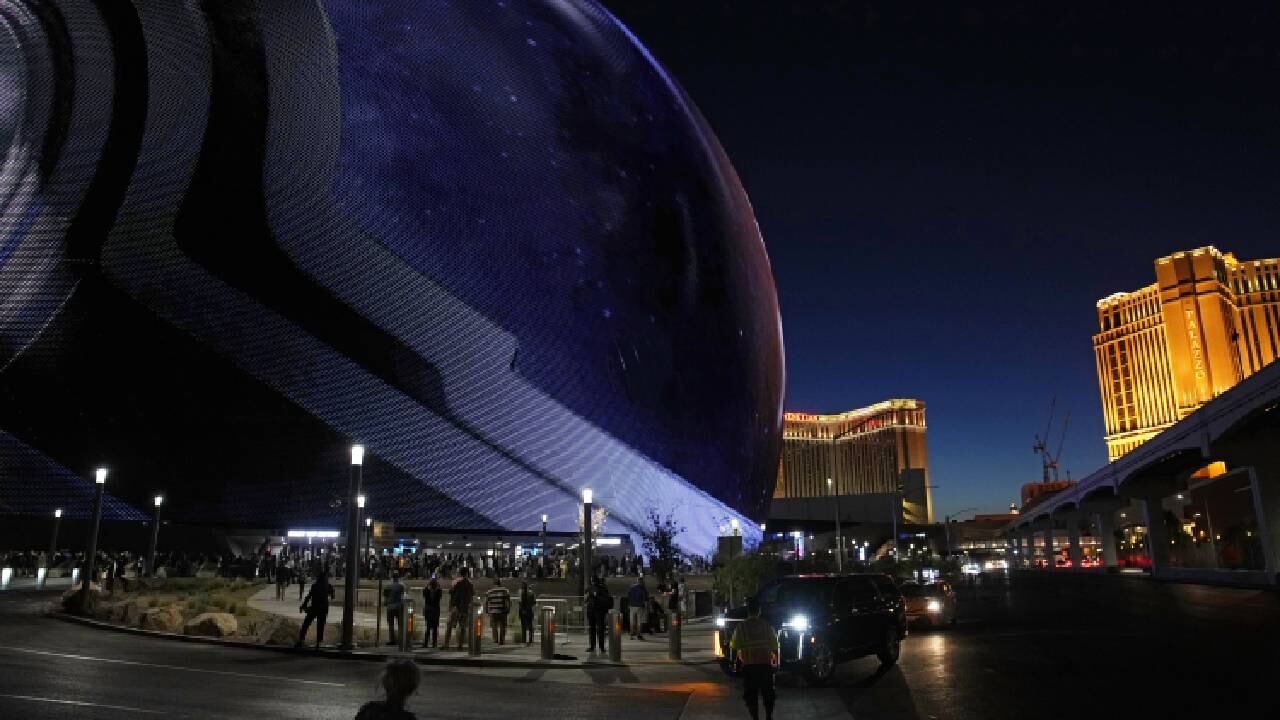 Los fanáticos de U2 llegan durante la noche inaugural de 'The Sphere', el viernes 29 de septiembre de 2023, en Las Vegas.