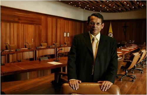 Centro de esperanzas
Corte Suprema de Justicia, sala penal
Nueve jueces decidieron tomar por los cuernos el tema complejo y espinoso de la infiltración del paramilitarismo en la política. Los miembros de la sala penal de la Corte Suprema de Justicia, que preside el magistrado Mauro Solarte, llamaron a indagatoria a nueve congresistas y metieron en los cauces rigurosos y legítimos de la justicia los secretos que circulaban a voces sobre la penetración del monstruo paramilitar. La Corte volvió a las primeras páginas y se convirtió en centro de esperanzas de derrotar la impunidad. Con inteligencia, los miembros de esta sala decidieron asumir en colectivo todos los procesos para que la responsabilidad no recayera sobre uno solo y blindar sus decisiones de cualquier amenaza. Saben que la tarea que les dejó en sus manos el año que termina es difícil y trascendental. Si la hacen bien, le darían un golpe mortal a la para-política. Y, de paso, consolidarán a la Corte como ‘Suprema’ entidad de