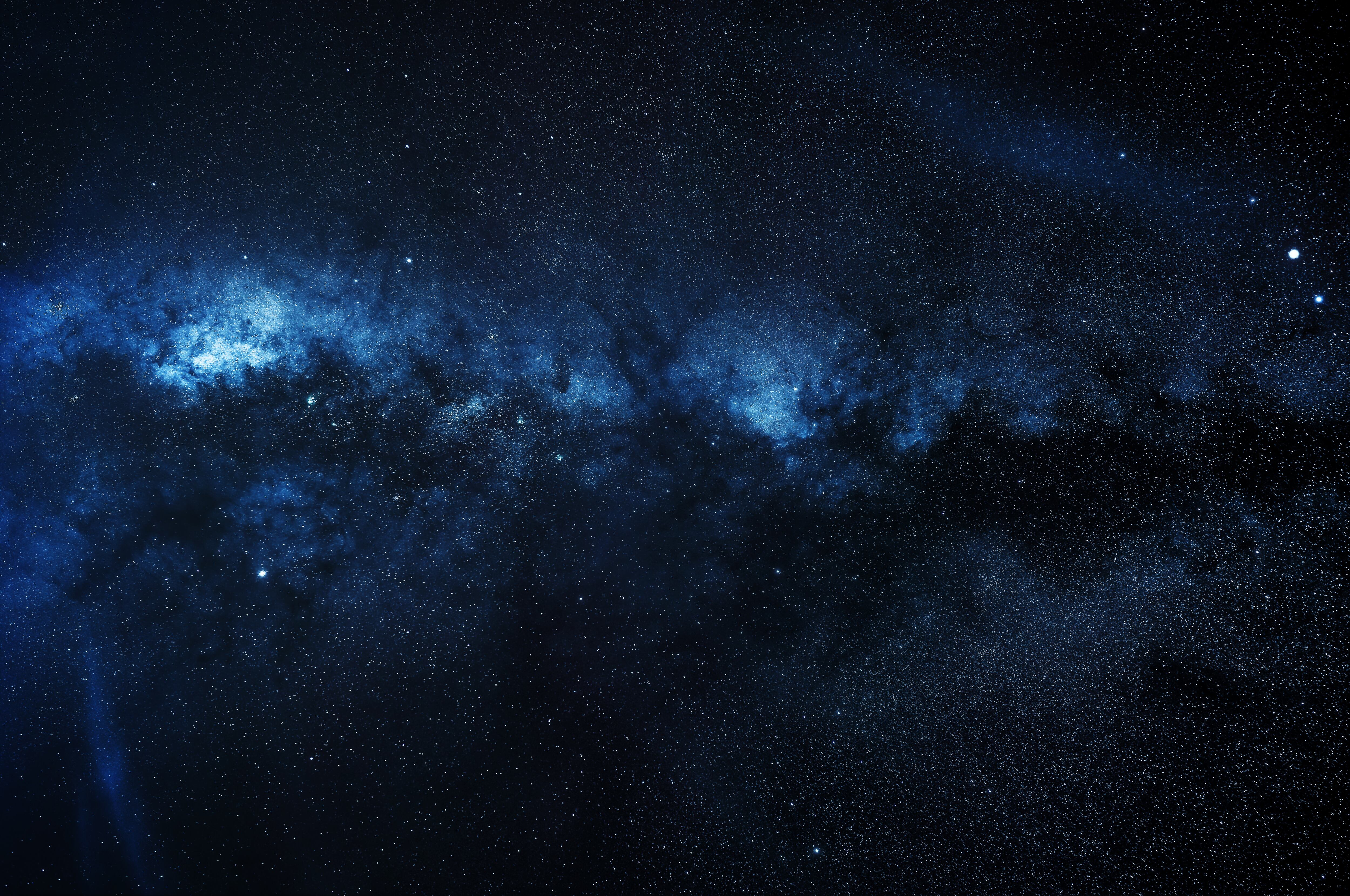 Tener estas galaxias extremadamente masivas tan temprano en el universo plantea desafíos importantes.