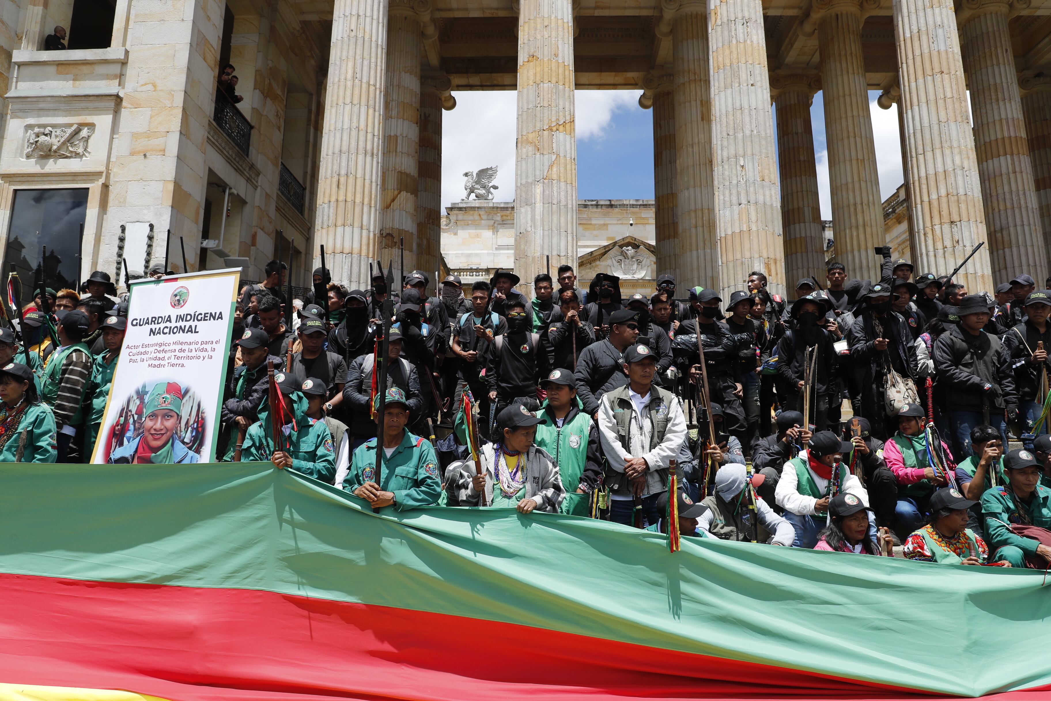 Indigenas en las afueras del Congreso