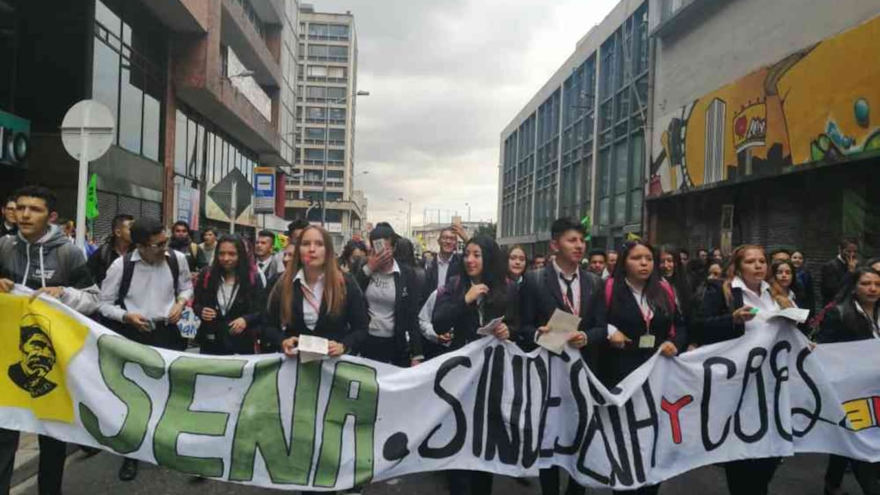 Alrededor de 1000 aprendices y trabajadores salieron a las calles.