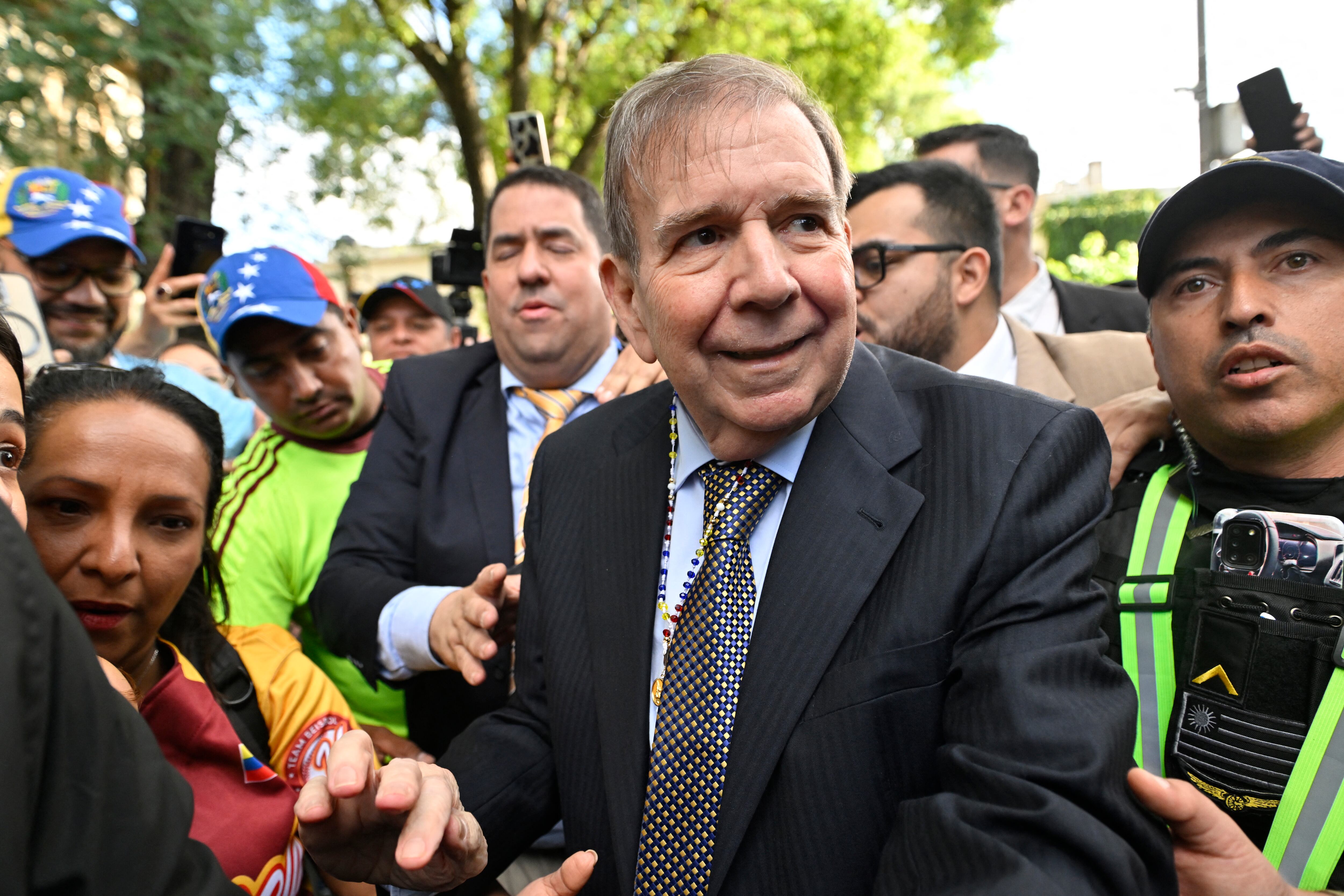 El líder de la oposición venezolana, Edmundo González Urrutia, saluda a sus partidarios después de una reunión con el presidente de Uruguay, Luis Lacalle Pou, en la residencia presidencial de Suárez y Reyes en Montevideo el 4 de enero de 2025. Edmundo González Urrutia viajó a Uruguay el sábado para reunirse con el presidente Luis Lacalle Pou, tras su reunión con el presidente de Argentina, Javier Milei, en una gira regional para conseguir apoyo antes de la juramentación del presidente Nicolás Maduro para un tercer mandato. (Foto de Santiago Mazzarovich/AFP)