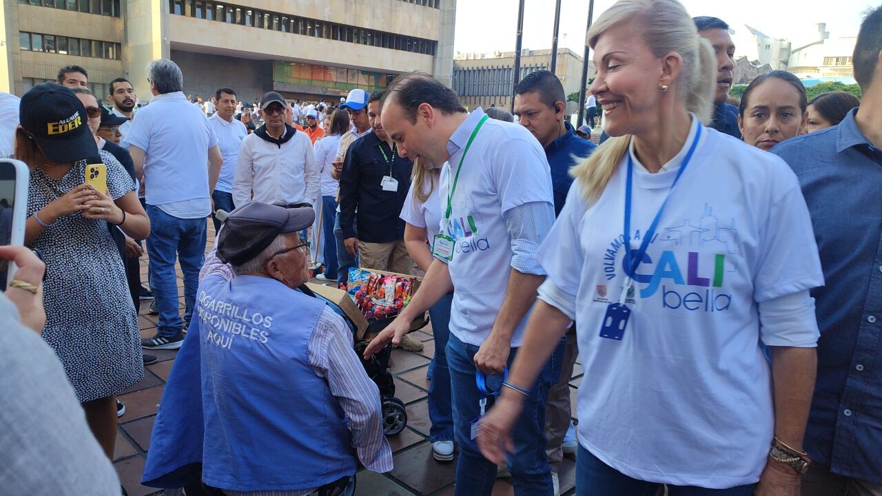 Dilian Francisca Toro y Alejandro Eder se suman a la campaña volvamos a mi Cali bella con una jornada de aseo en la plazoleta de San Francisco en el centro de Cali.