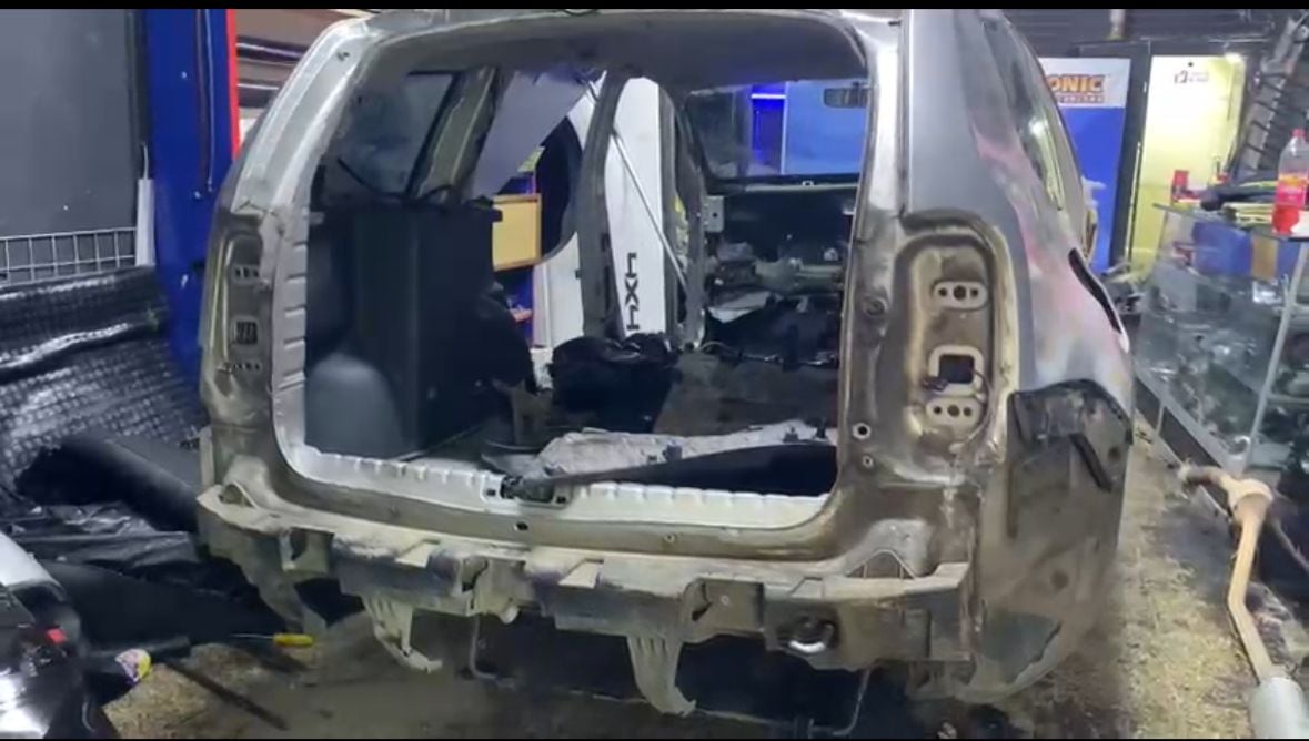 Las dos personas fueron capturadas in fraganti por la policía desguazando un automóvil.