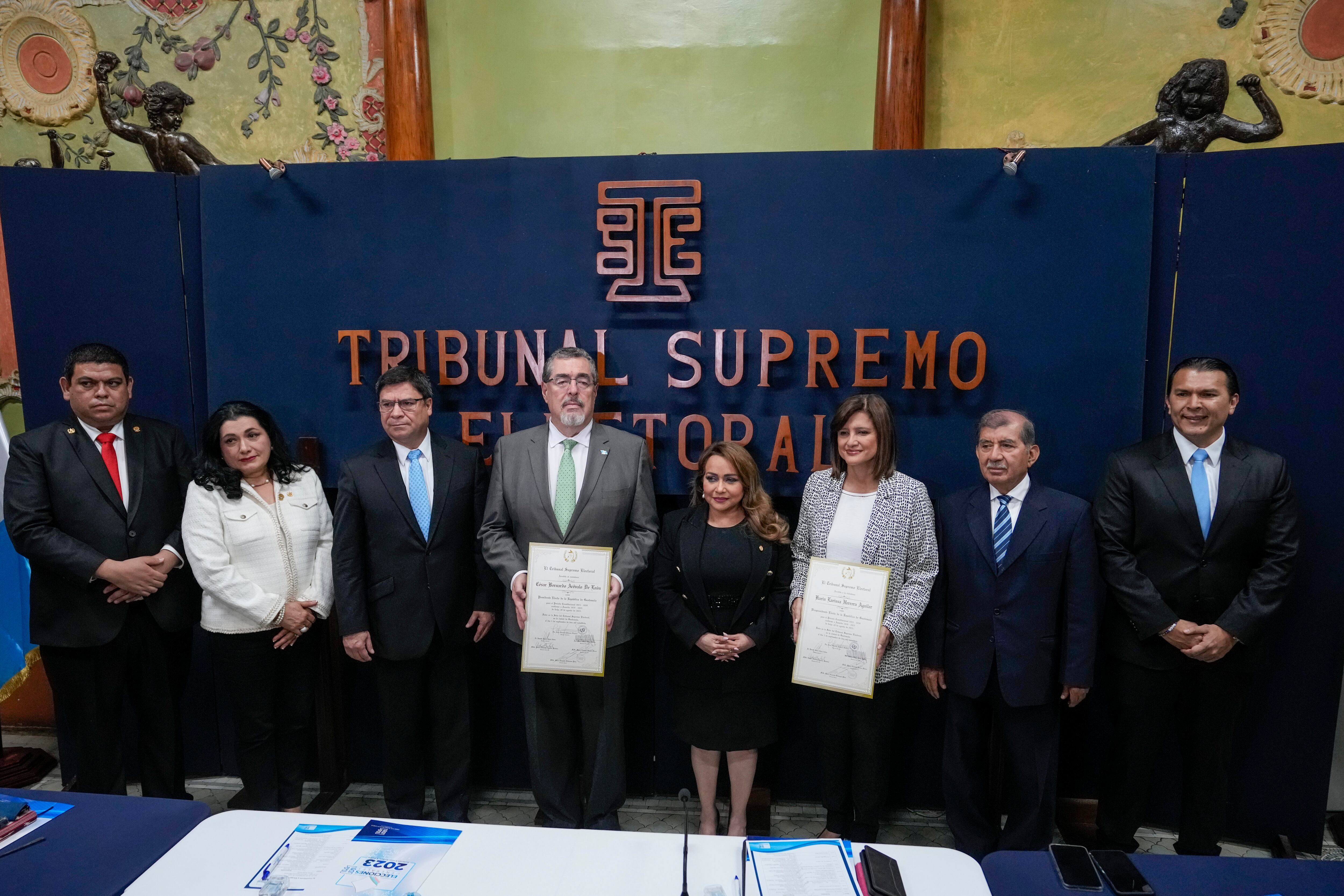 Arévalo, por su parte, ha denunciado que la fiscal general Consuelo Porras encabeza un plan en su contra para evitar que asuma la presidencia.