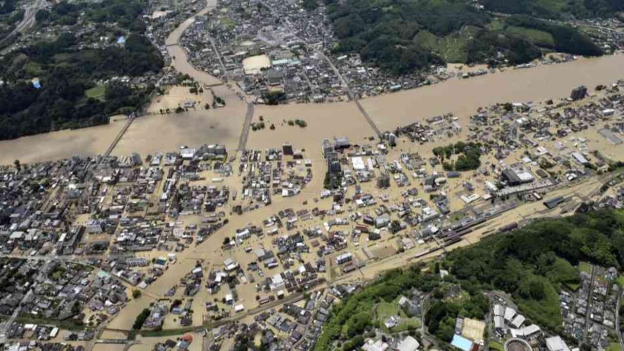 Japón intensifica operaciones de rescate por devastadoras inundaciones.