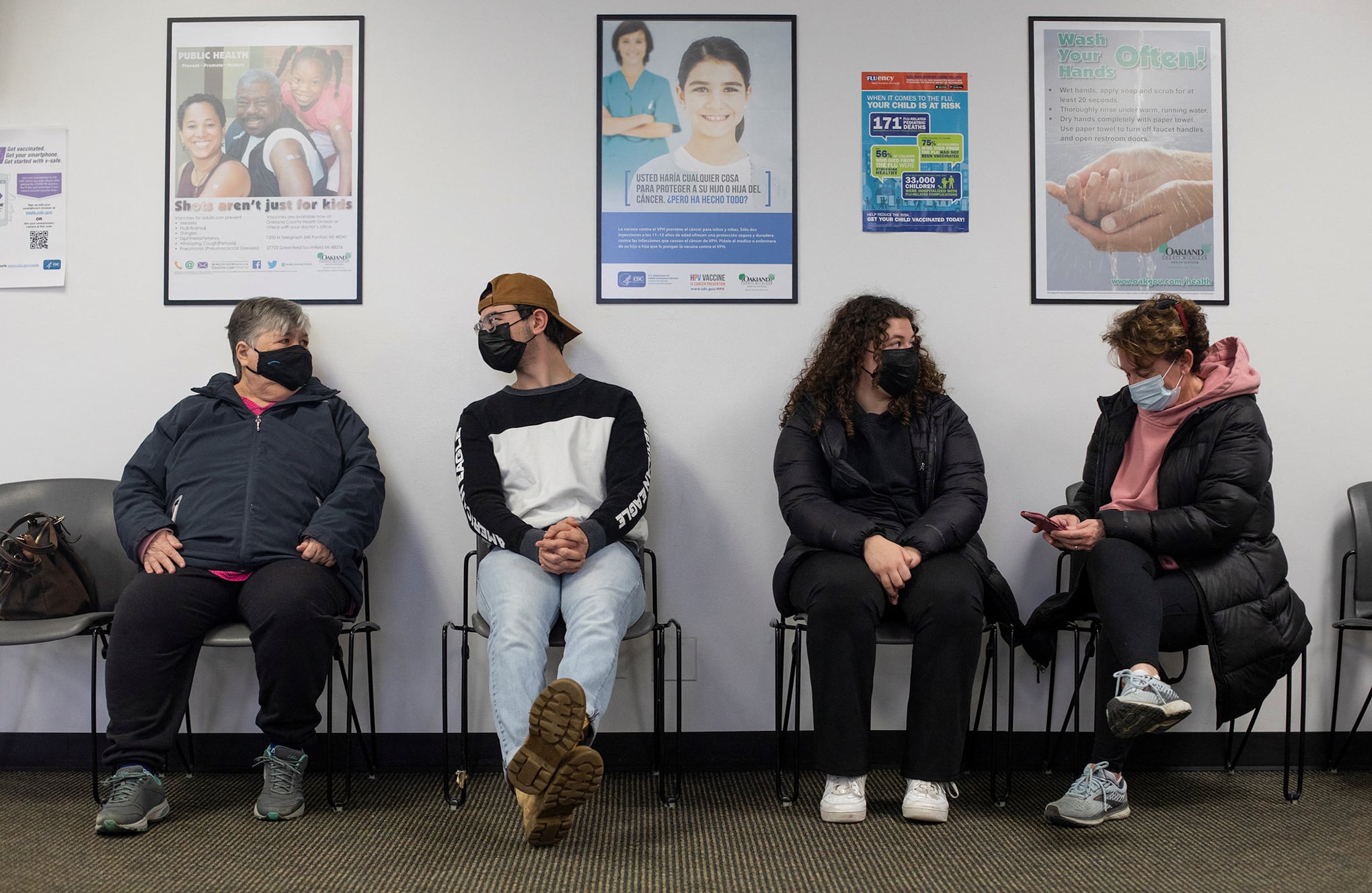 Largas filas para refuerzos y pruebas a medida que aumentan los casos de Omicron