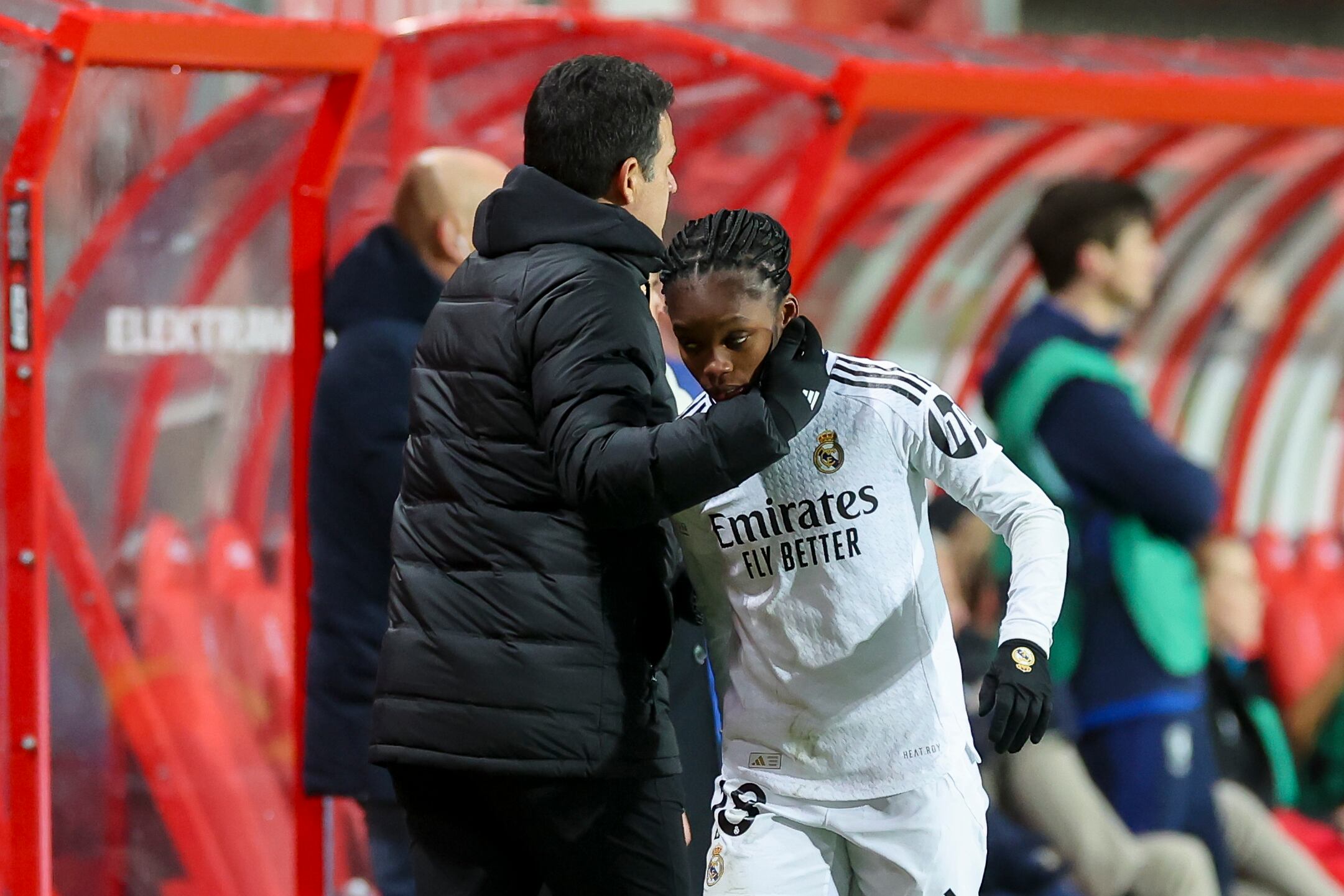 Alberto Toril del Real Madrid CF y Linda Caicedo del Real Madrid CF se abrazan durante el partido de la UEFA Women's Champions League entre el FC Twente y el Real Madrid CF en el estadio del FC Twente el 20 de noviembre de 2024 en Enschede, Países Bajos.