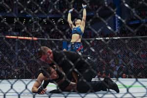 Rose Namajunas, derecha, y Zhang Weili se mueven alrededor del octágono durante una pelea de artes marciales mixtas de UFC 261 el sábado 24 de abril de 2021 en Jacksonville, Florida (AP Photo / Gary McCullough)
