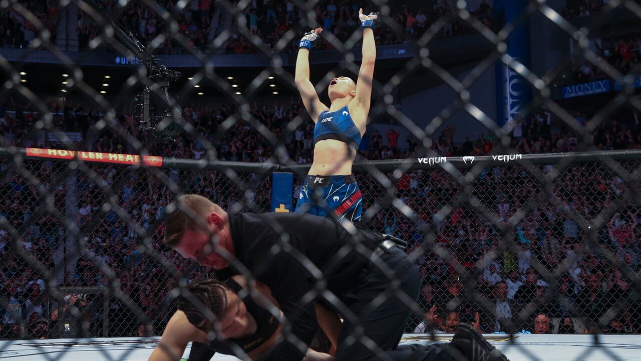 Rose Namajunas, derecha, y Zhang Weili se mueven alrededor del octágono durante una pelea de artes marciales mixtas de UFC 261 el sábado 24 de abril de 2021 en Jacksonville, Florida (AP Photo / Gary McCullough)