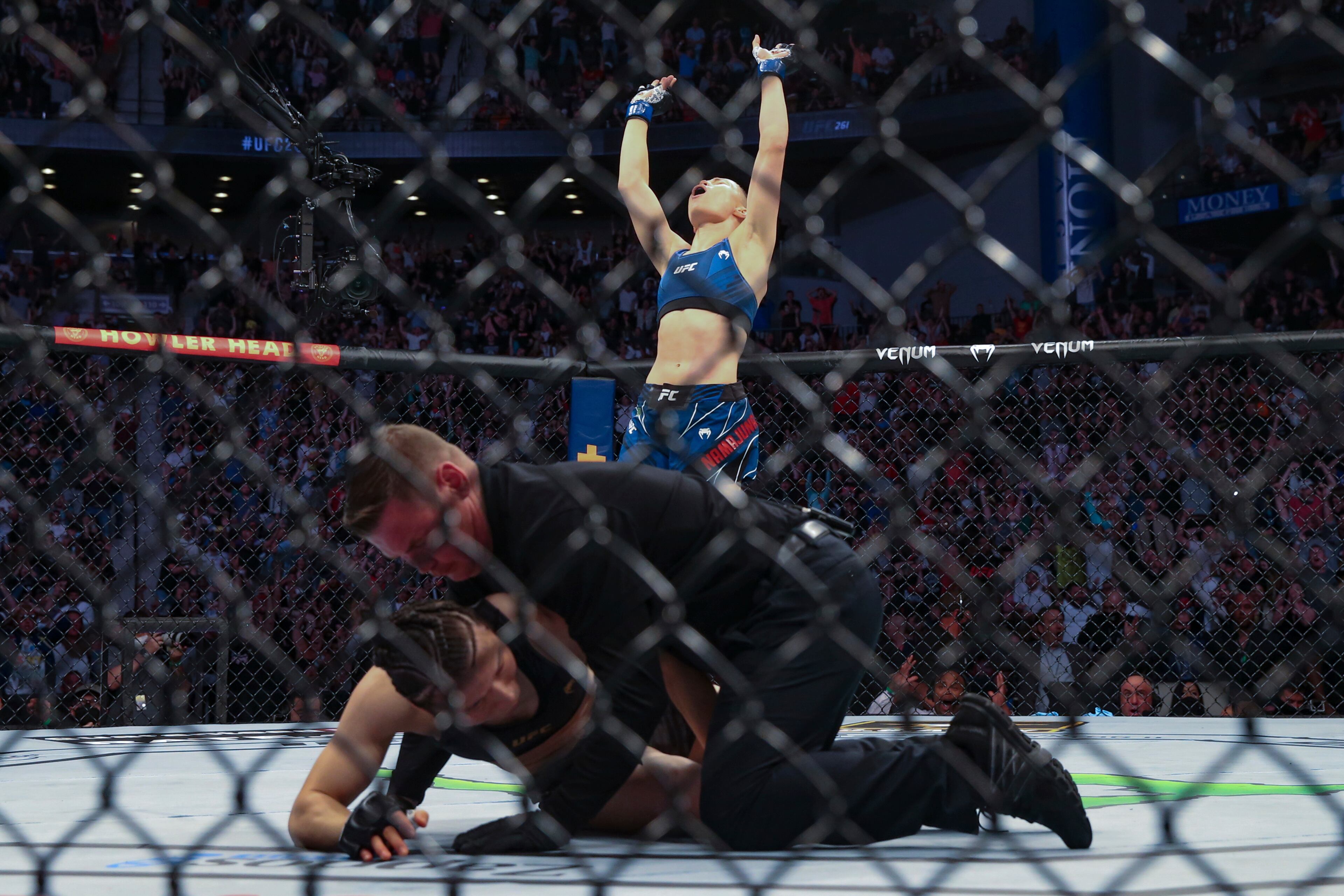 Rose Namajunas, derecha, y Zhang Weili se mueven alrededor del octágono durante una pelea de artes marciales mixtas de UFC 261 el sábado 24 de abril de 2021 en Jacksonville, Florida (AP Photo / Gary McCullough)