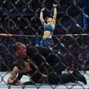 Rose Namajunas, derecha, y Zhang Weili se mueven alrededor del octágono durante una pelea de artes marciales mixtas de UFC 261 el sábado 24 de abril de 2021 en Jacksonville, Florida (AP Photo / Gary McCullough)