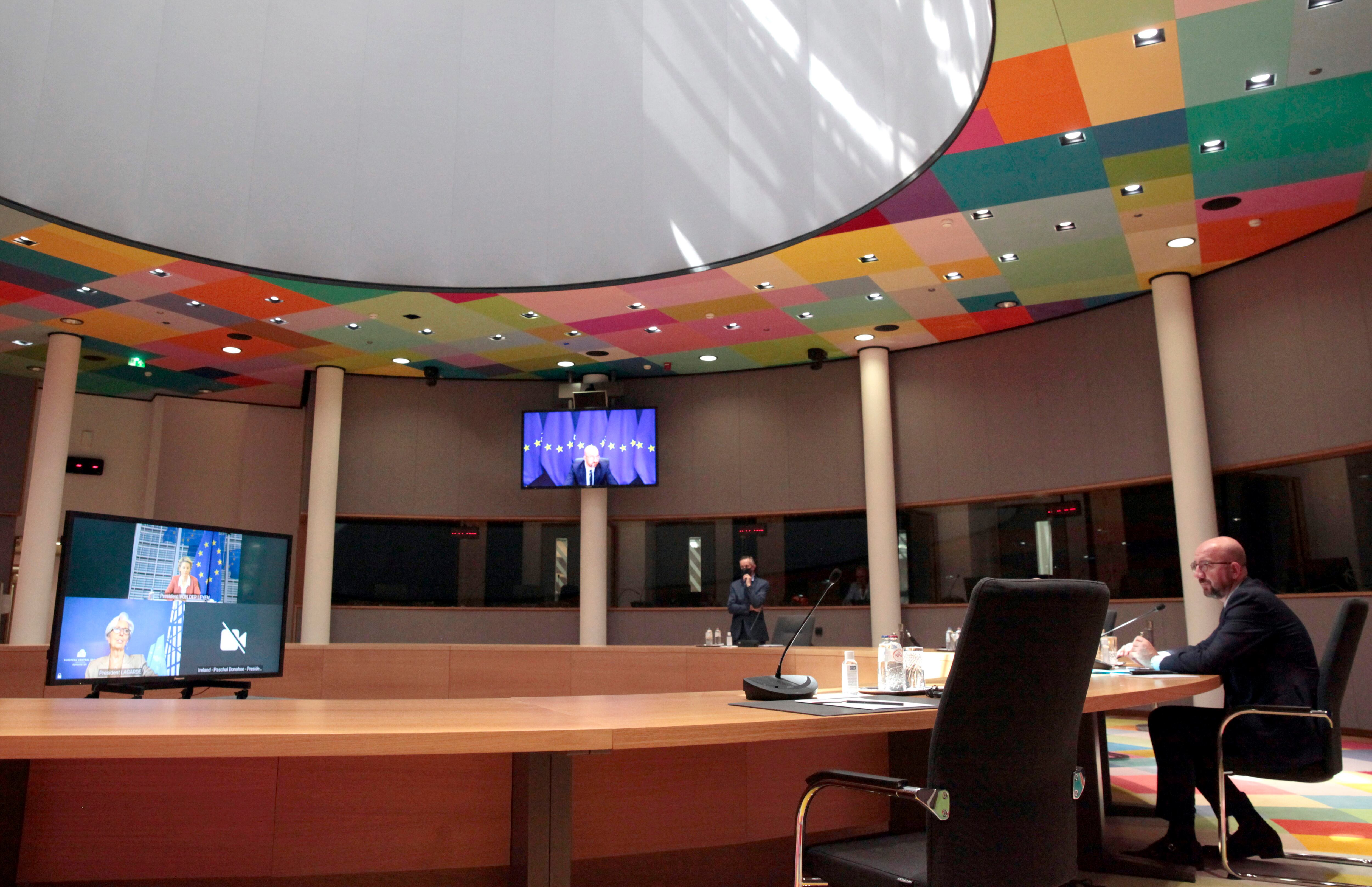 El presidente del Consejo Europeo, Charles Michel, participa en una videoconferencia con la presidenta del Banco Central Europeo, Christine Lagarde, la presidenta de la Comisión Europea, Ursula von der Leyen, y la presidenta del Eurogrupo Paschal Donohoe, en el edificio del Consejo Europeo en Bruselas, el martes 1 de junio de 2021. (Francois Walschaerts, Pool vía AP)