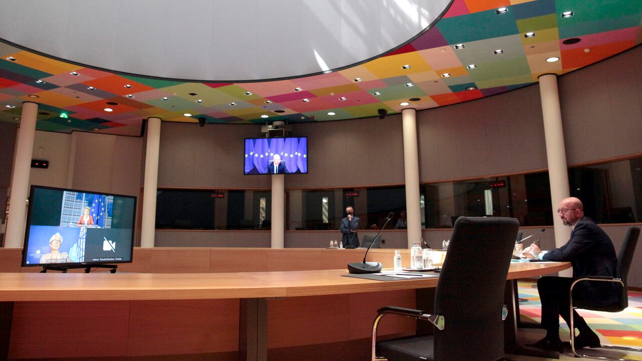 El presidente del Consejo Europeo, Charles Michel, participa en una videoconferencia con la presidenta del Banco Central Europeo, Christine Lagarde, la presidenta de la Comisión Europea, Ursula von der Leyen, y la presidenta del Eurogrupo Paschal Donohoe, en el edificio del Consejo Europeo en Bruselas, el martes 1 de junio de 2021. (Francois Walschaerts, Pool vía AP)