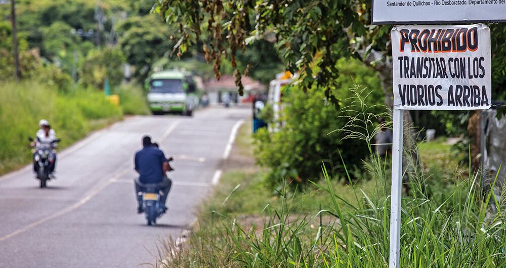    En ciertos puntos de las carreteras rurales hay retenes ilegales. Supuestos campesinos deciden quiénes pueden ingresar. 