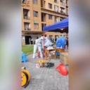 Un video muestra a una mujer siendo forzada a tomarse una prueba anal de covid en China.