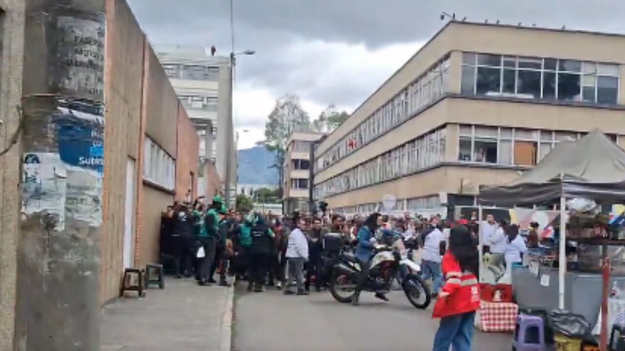Trabajadores del Dane (Departamento Administrativo Nacional de Estadística) escapan al encierro que los sometieron comunidades indígenas, el 14 de febrero de 2026, en Bogotá