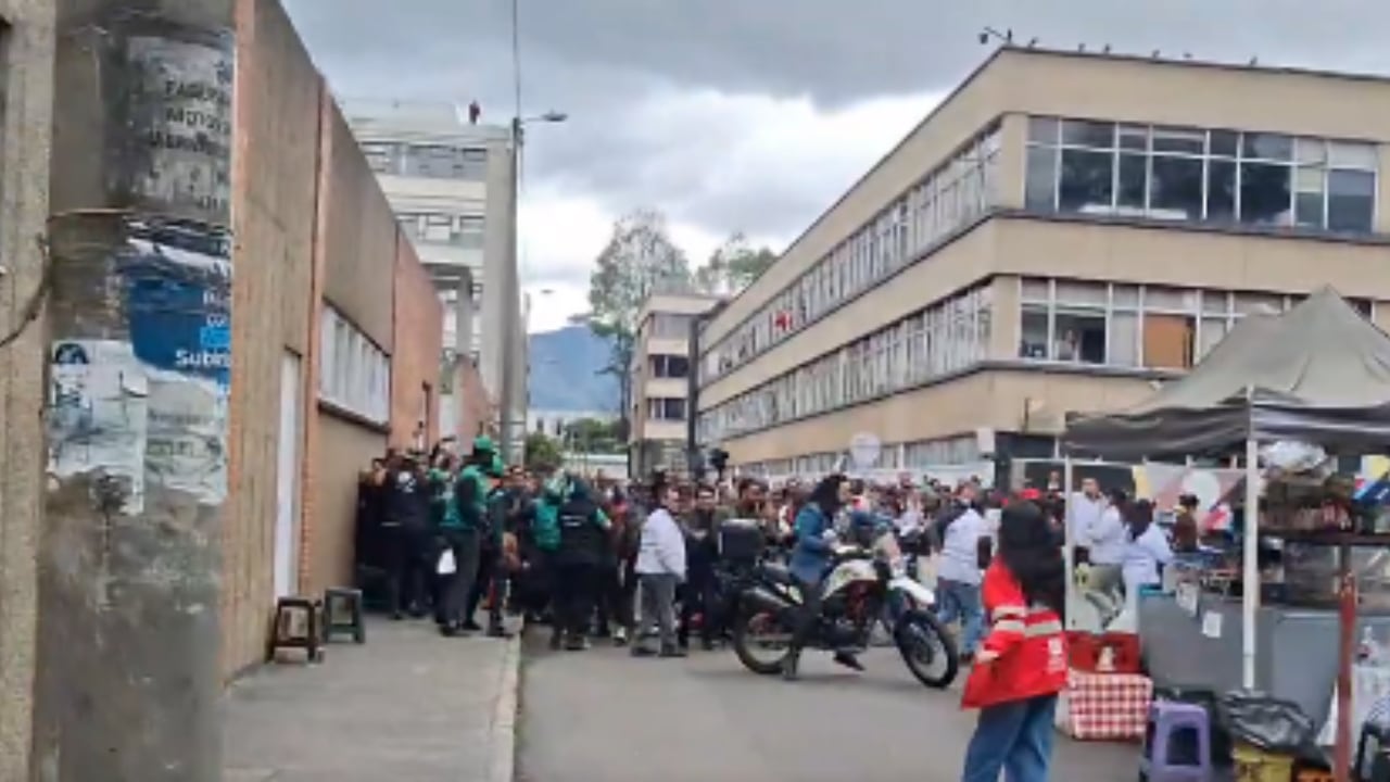 Trabajadores del Dane (Departamento Administrativo Nacional de Estadística) escapan al encierro que los sometieron comunidades indígenas, el 14 de febrero de 2026, en Bogotá.