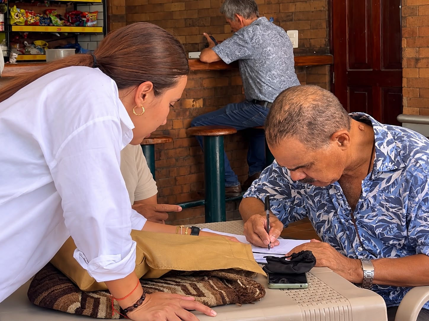 María José Navarro durante la recolección de firmas.