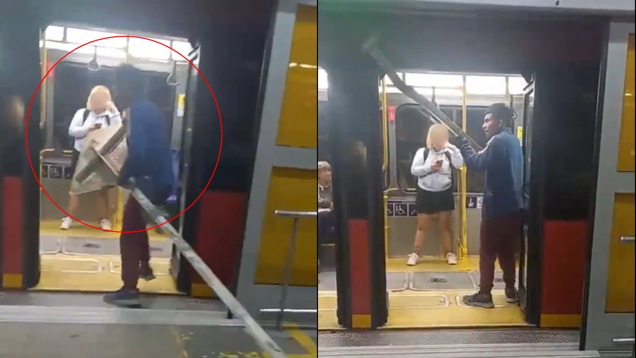En TransMilenio, un hombre fue grabado mientras forcejeaba con una señal de tránsito para subirla al articulado.