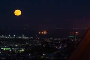 La superluna azul "Sturgeon" se eleva el 19 de agosto de 2024 sobre la Bahía de San Francisco vista desde San Francisco, California. Es la primera superluna del año.