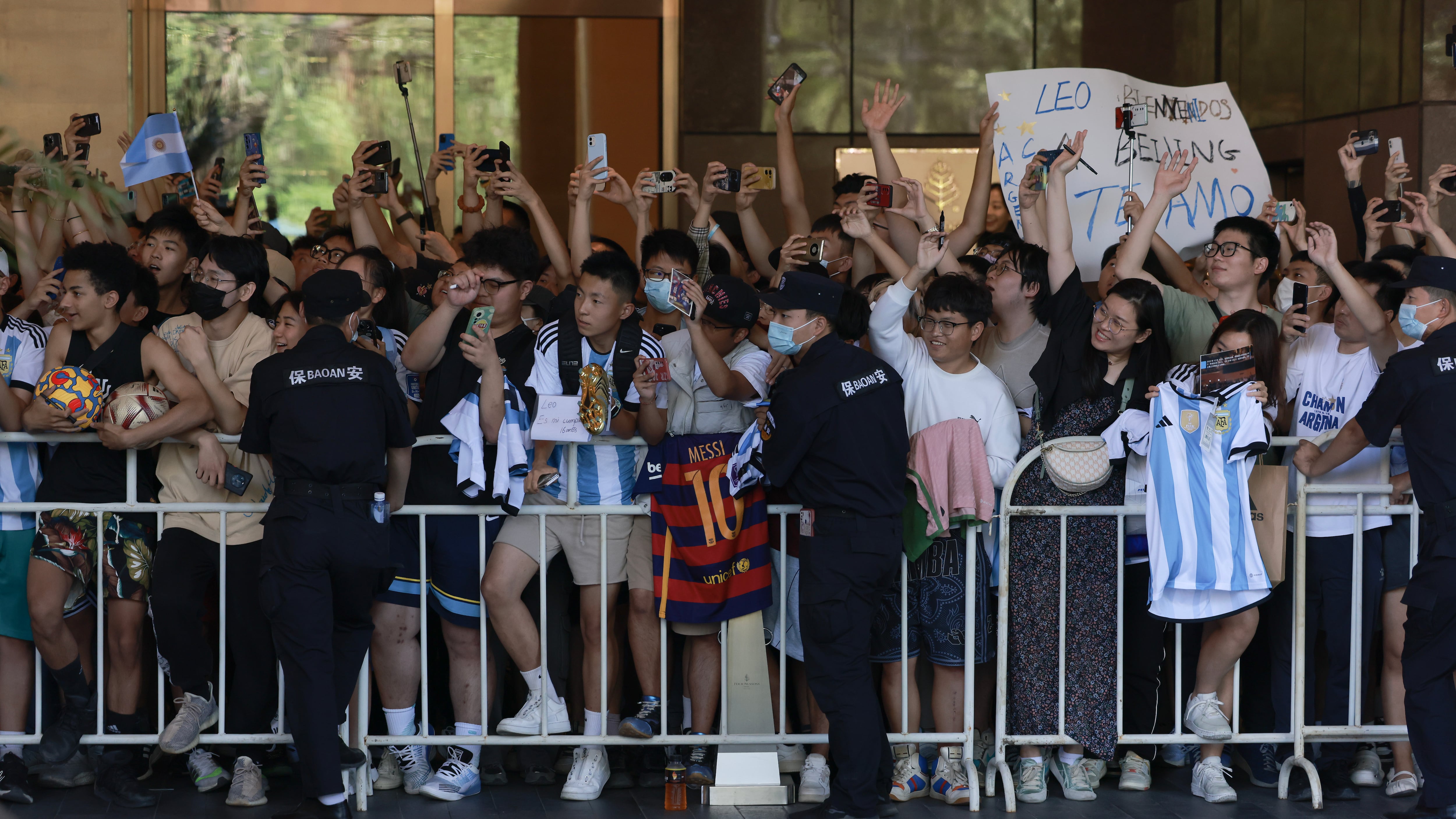 Cientos de fanáticos chinos esperando por la llegada de Messi.