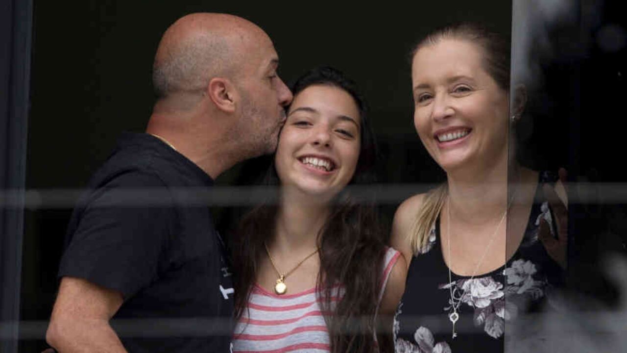 Iván Simonovis con su esposa e hija en el 2014, durante su arresto domiciliario. Foto: AP