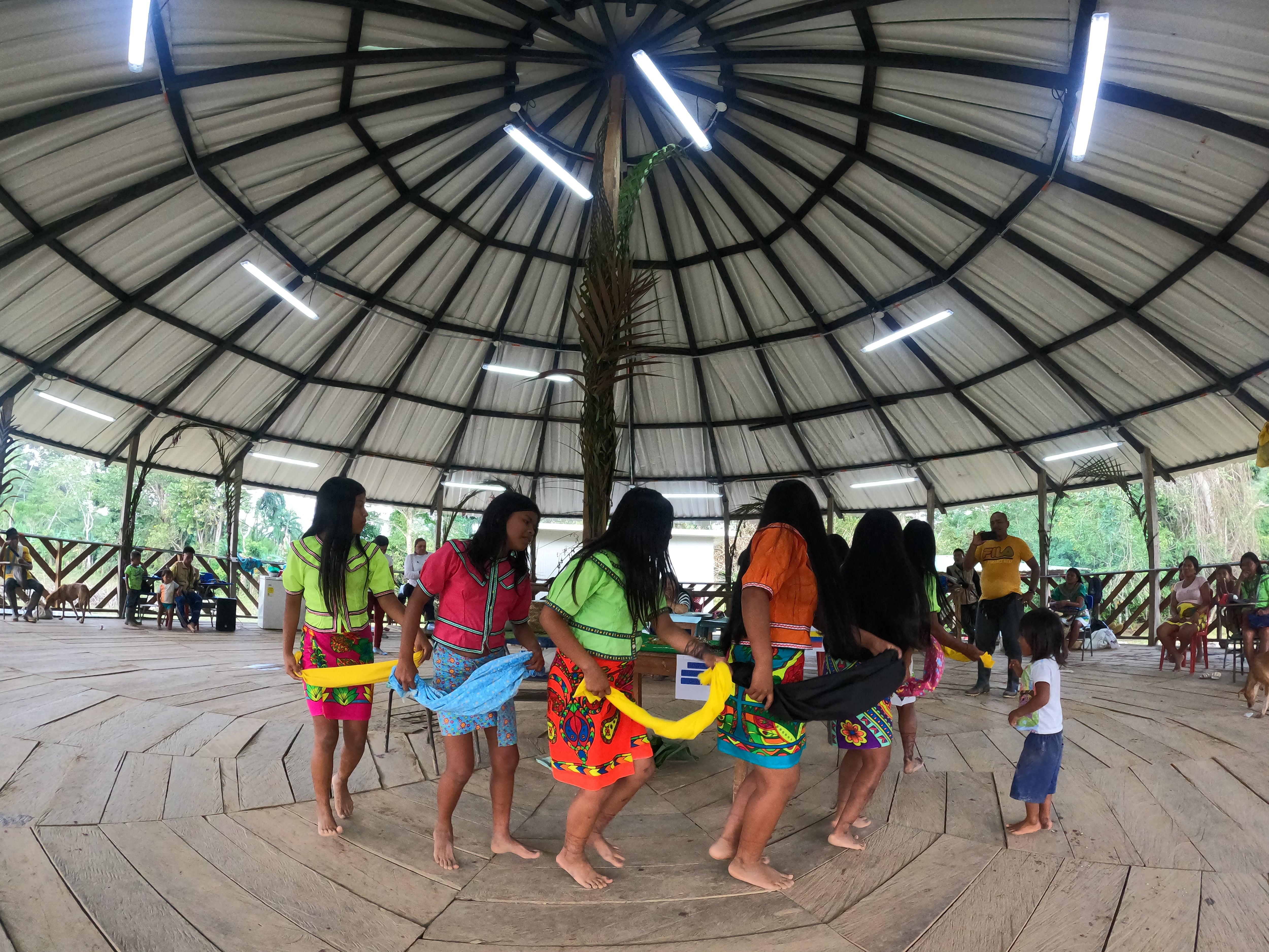 La relación entre estas comunidades radica en el acceso mejorado a la energía de manera más limpia y sostenible.