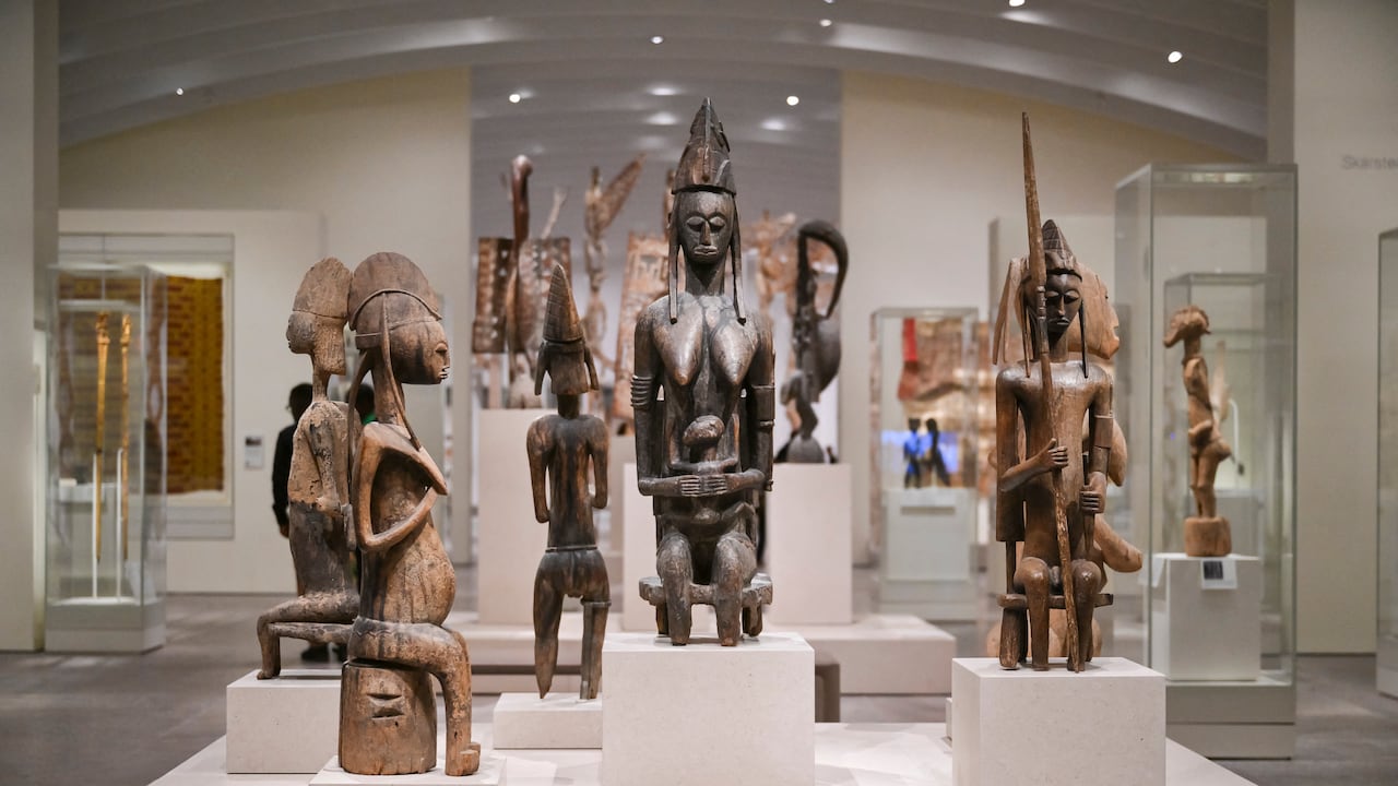 Tras cuatro años de profunda reforma, el Museo Metropolitano de Arte (MET) de Nueva York reabre este sábado su rica colección de artes africanas en medio del debate sobre la restitución de las obras a sus países de origen.