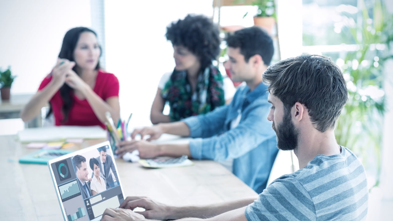 Participantes del programa Campus E Virtual reciben formación sincrónica, desarrollando habilidades clave para enfrentar las demandas del mercado laboral actual.
