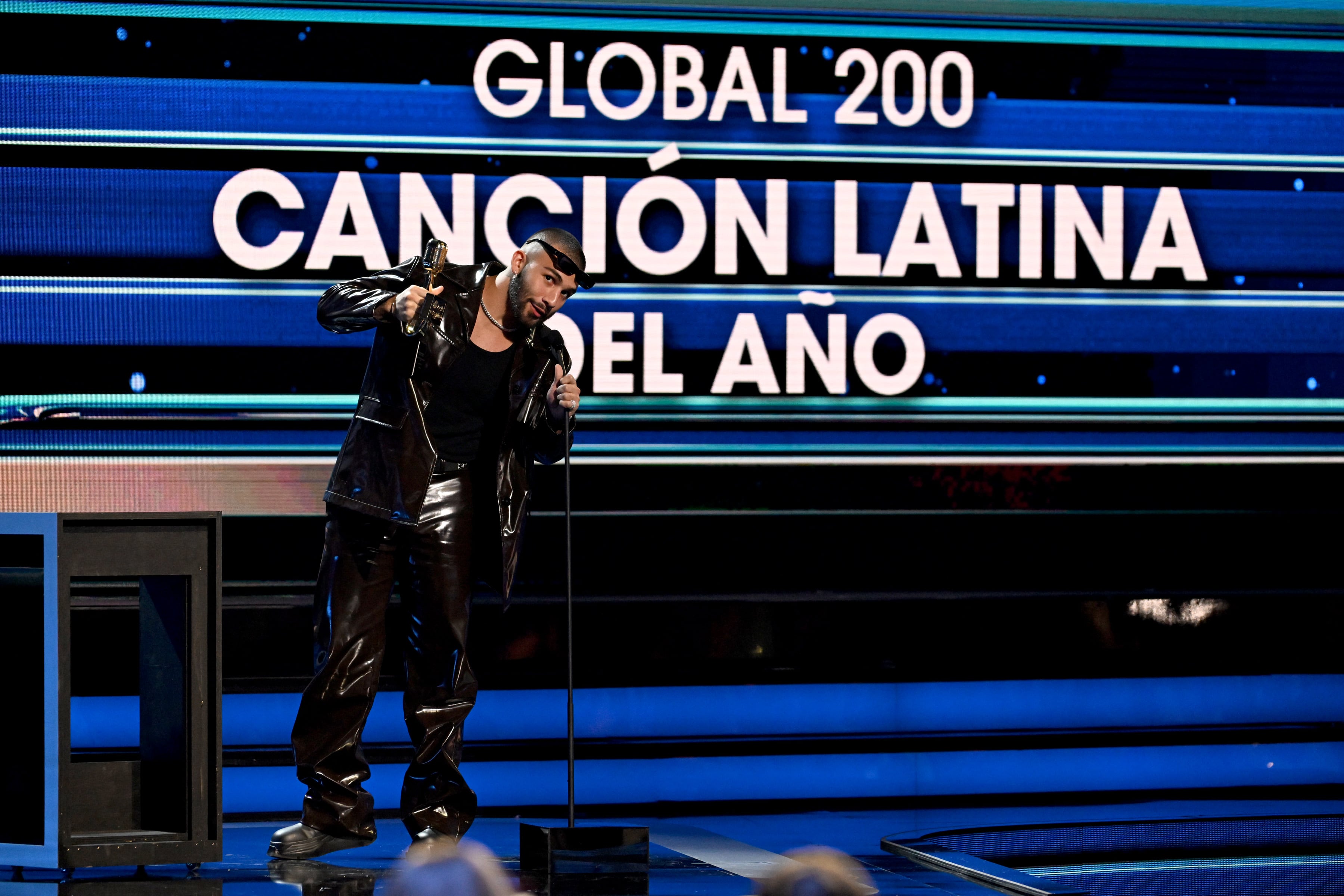 Manuel Turizo en el escenario durante los Premios Billboard de Música Latina 2023 en el Watsco Center el 5 de octubre de 2023 en Coral Gables, Florida. (Foto de Jason Koerner/Getty Images)