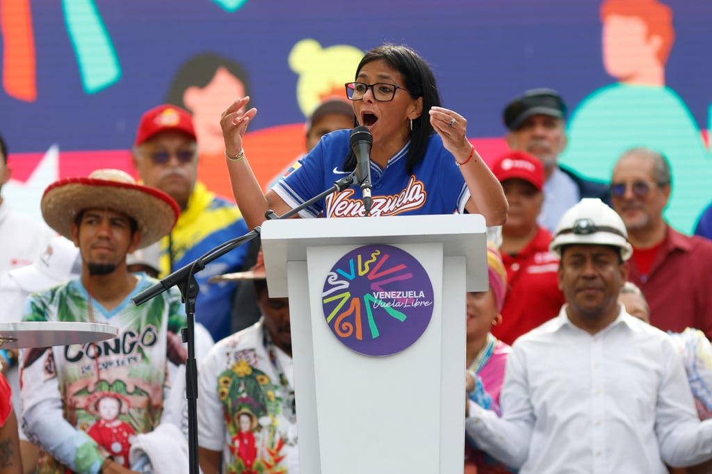 La presidenta interina de Venezuela, Delcy Rodríguez, se dirige a sus seguidores en Caracas, Venezuela, el jueves 30 de abril de 2026. (Foto AP/Perdro Mattey)