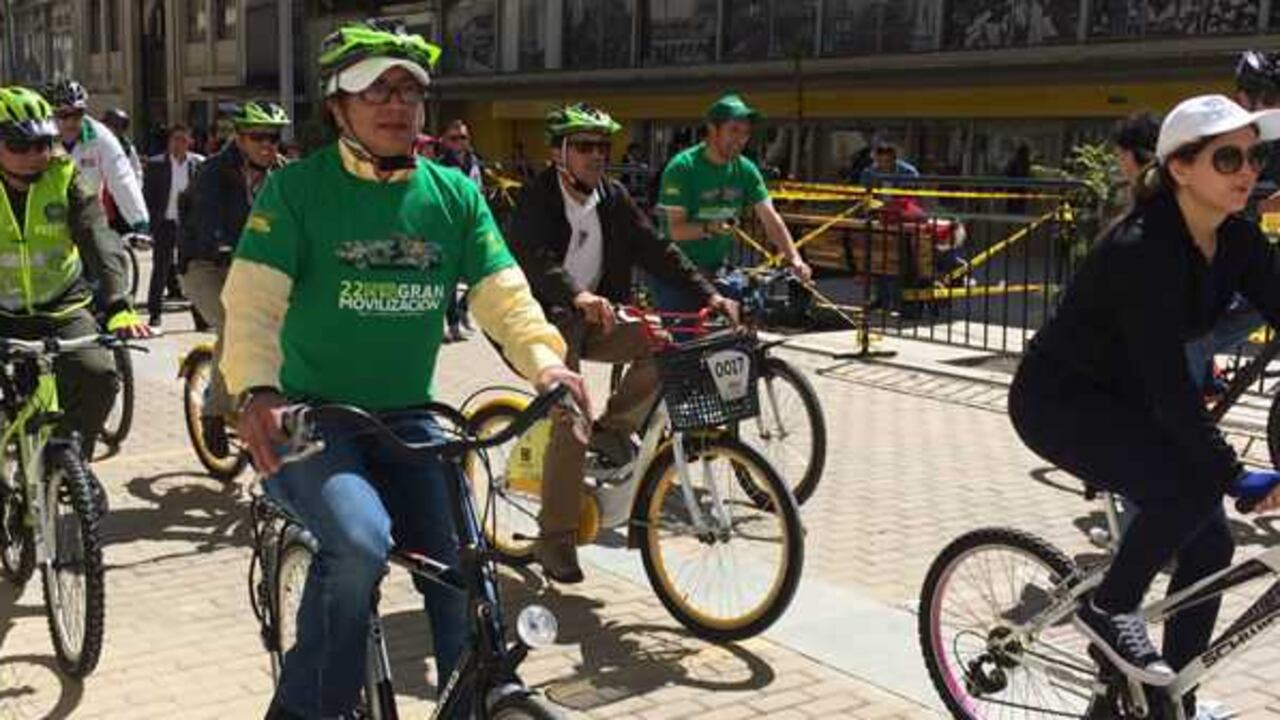 Gustavo Petro hizo un recorrido en bicicleta junto a su esposa.