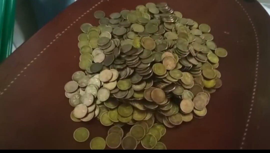 Estas monedas de 1 dólar también eran falsificadas por la red que utilizaba los bolívares venezolanos para hacer dólares falsos y venderlos en Ecuador.