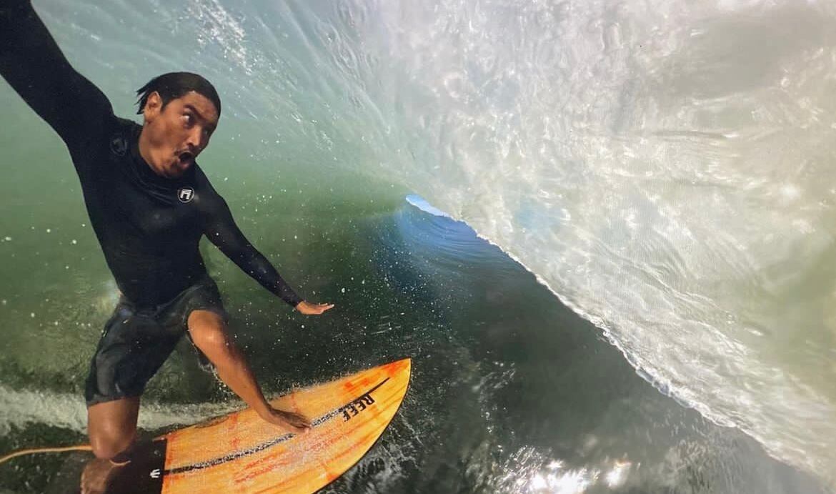 Mikala Jones murió desangrado tras un accidente surfeando.