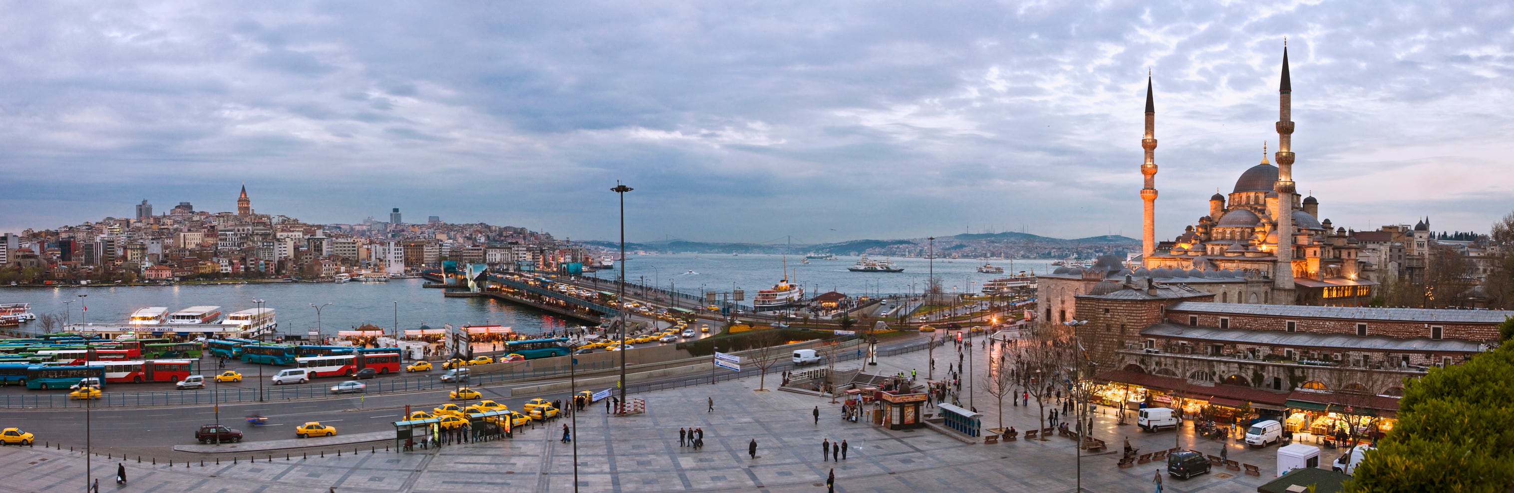 La Mezquita Nueva (Yeni Camii), el Puente Galata, el Bósforo y la ciudad del restaurante Hamdi et Lokantasi, en Turquía