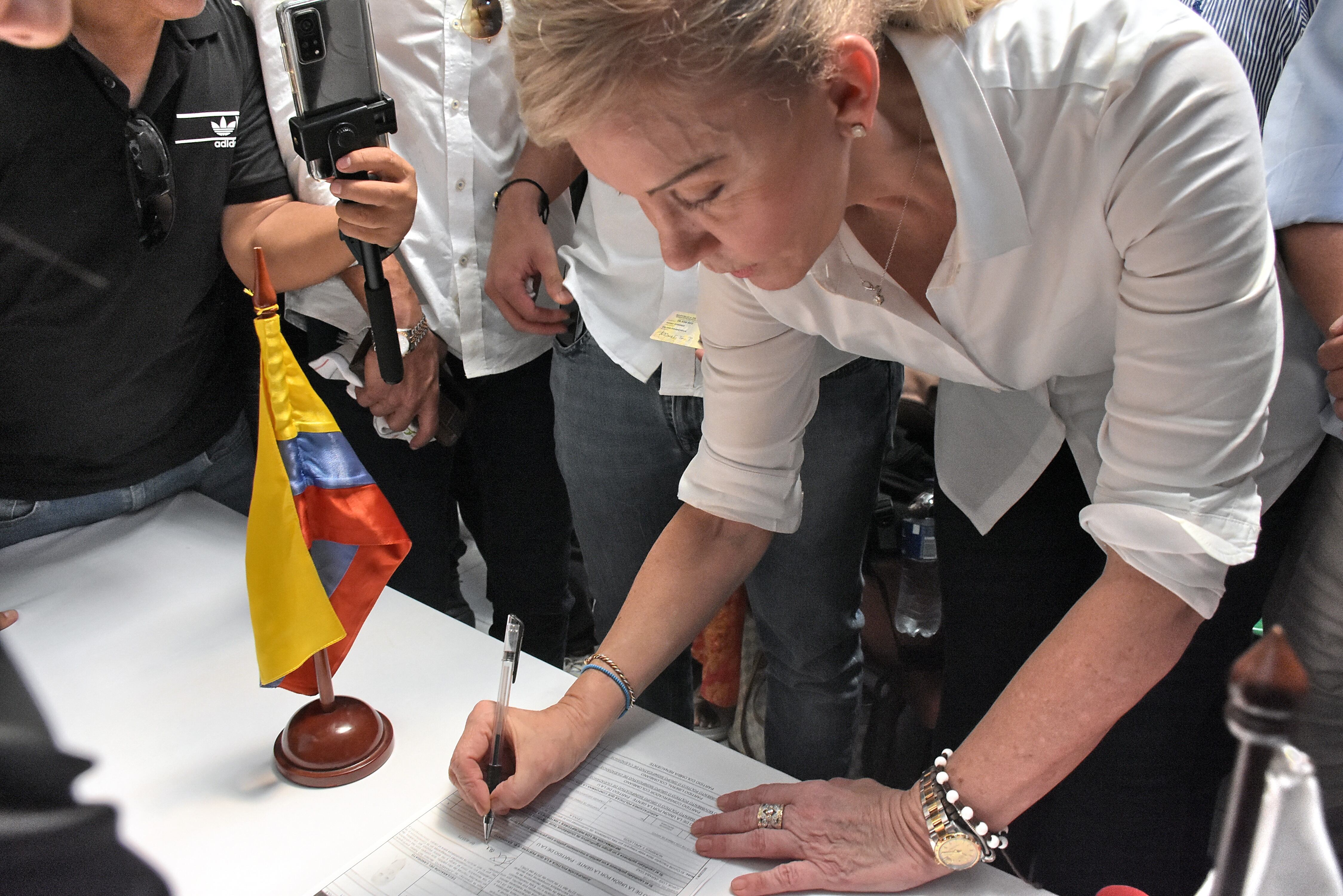 En compañía de sus seguidores y familiares la Candidata Dilian Francisca Toro inscribió su Candidatura a la Gobernación del Valle del Cauca.