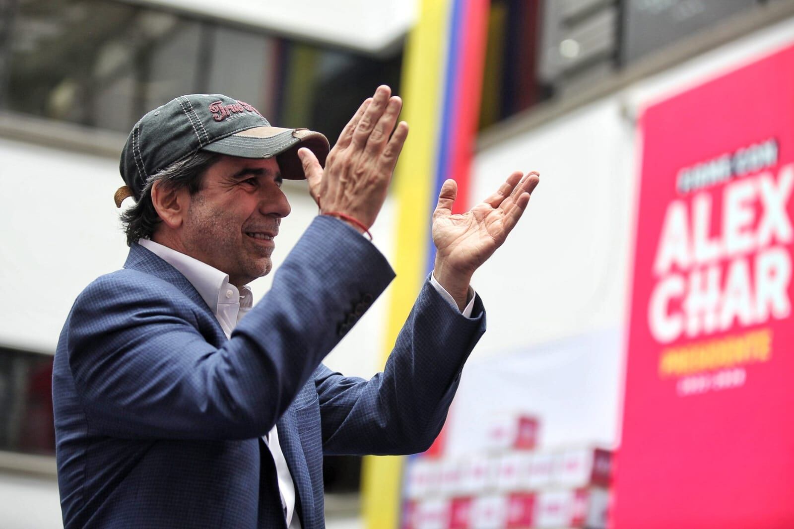 ALEX CHAR ENTREGA FIRMAS EN LA REGISTRADURIA