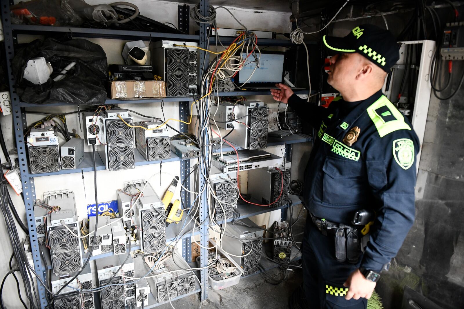 Dentro del container se encontraron una serie de elementos como torres y procesadores de computadores