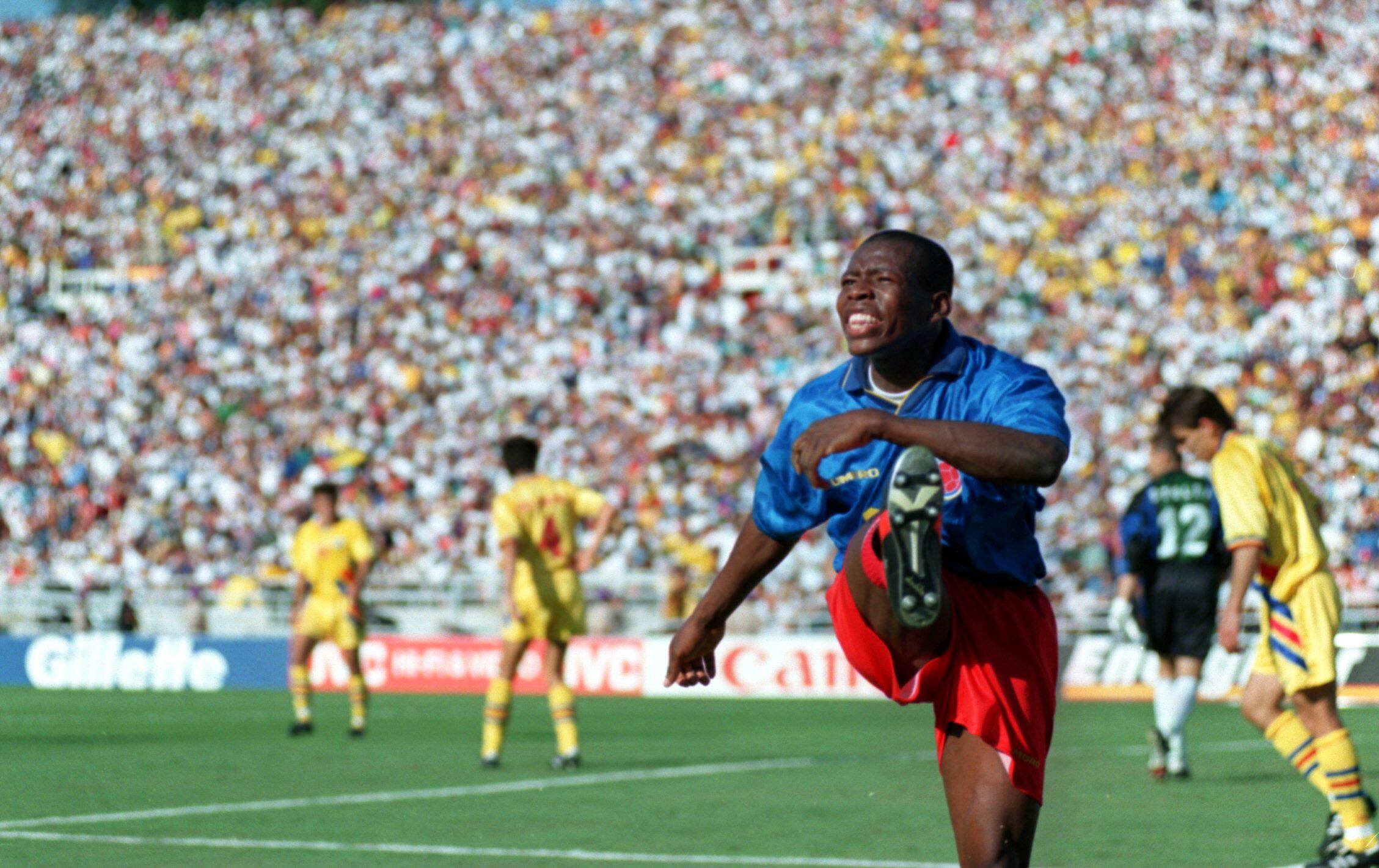 18 JUN 1994:  FAUSTINO HERNAN ASPRILLA OF COLOMBIA IN ACTION DURING THE COLOMBIA V ROMANIA MATCH. ROMANIA DEFEATED COLOMBIA AT THE ROSE BOWL 3-1, IN LOS ANGELES, CALIFORNIA. Mandatory Credit: Stephen Dunn/ALLSPORT