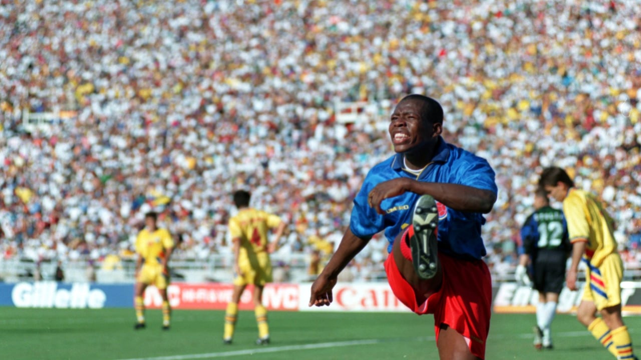 18 JUN 1994: FAUSTINO HERNAN ASPRILLA OF COLOMBIA IN ACTION DURING THE COLOMBIA V ROMANIA MATCH. ROMANIA DEFEATED COLOMBIA AT THE ROSE BOWL 3-1, IN LOS ANGELES, CALIFORNIA. Mandatory Credit: Stephen Dunn/ALLSPORT