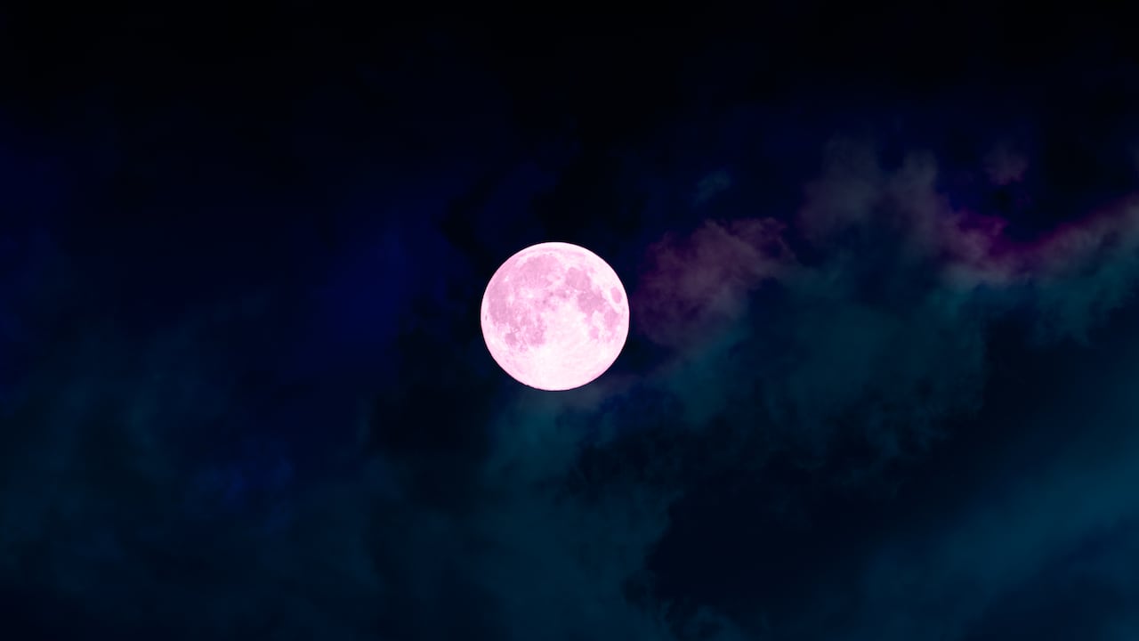 Con la llegada inminente de la Luna Rosa 2024, la comunidad astronómica aguarda con entusiasmo su fecha de aparición y profundiza en su significado cultural y emocional.