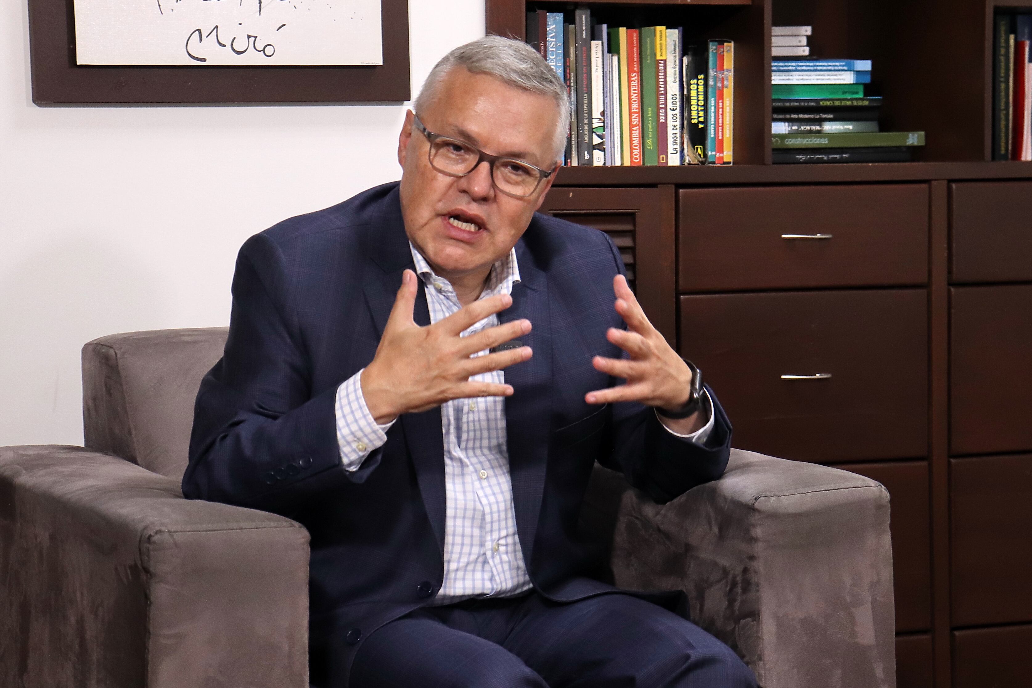 Nestor Osuna ministro de Justicia.