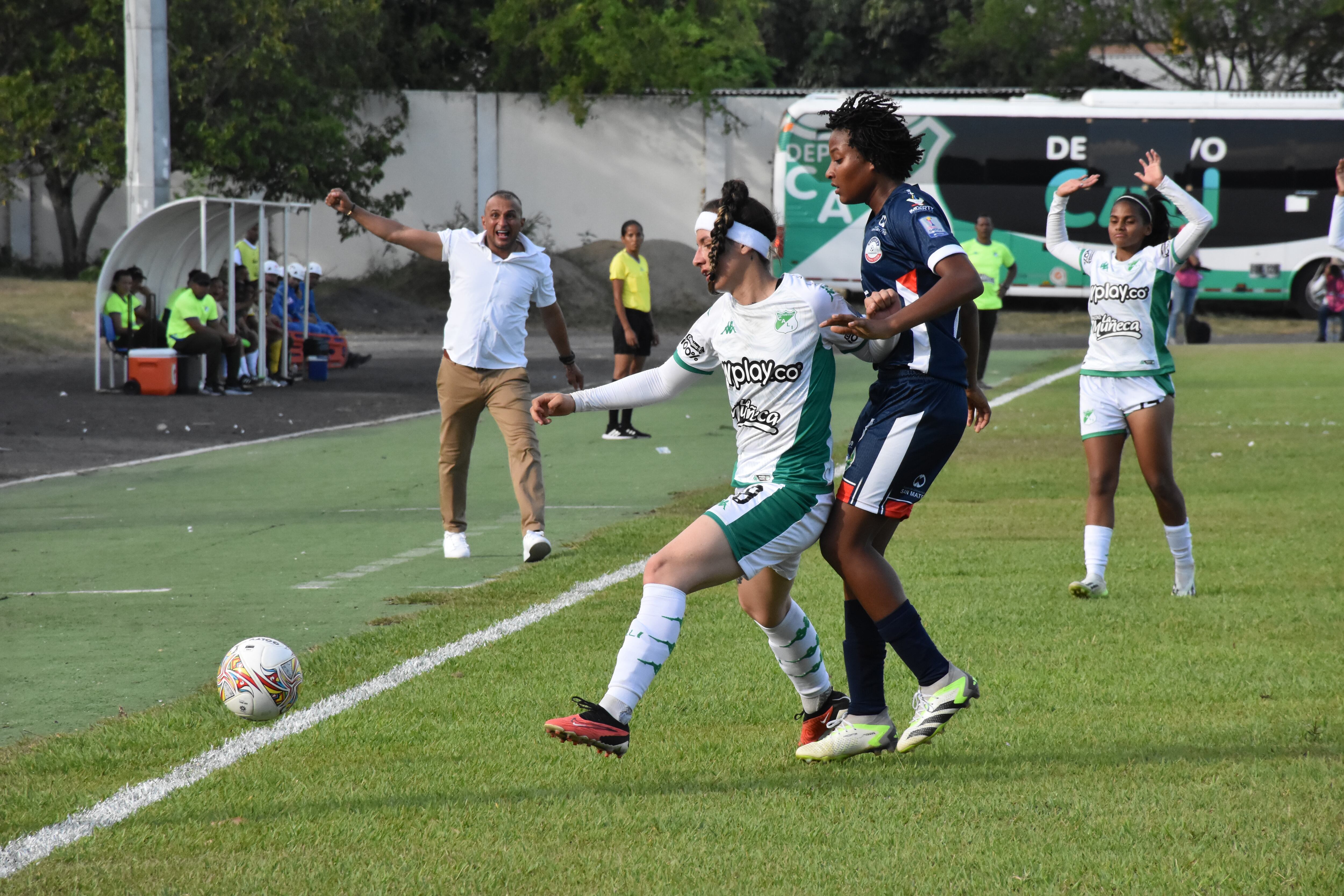 Alianza FC de Yumbo (oscuro) derrotó como local al Deportivo Cali en el arranque de la Liga Femenina 2024.