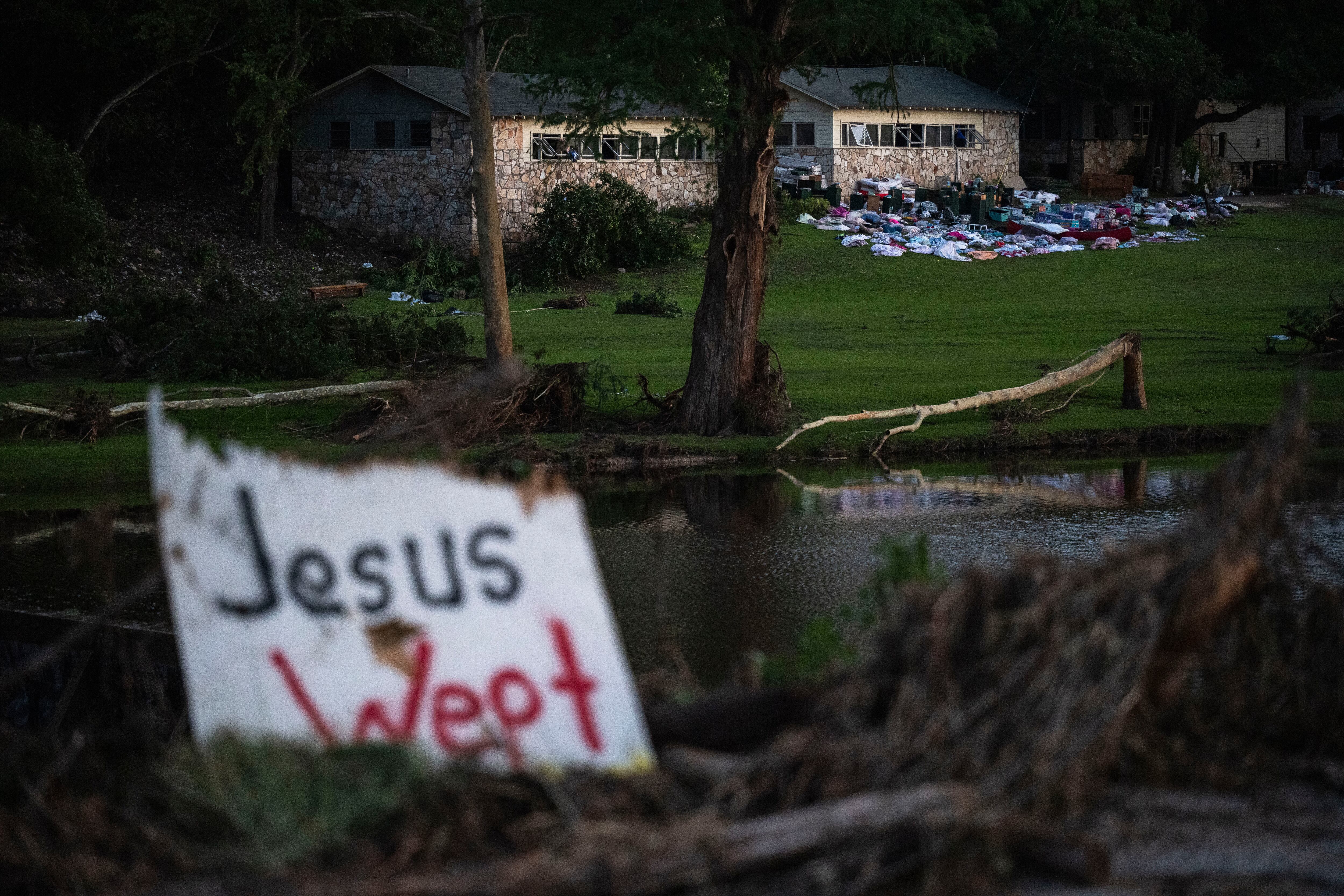Las pertenencias de un campista se encuentran afuera de una de las cabañas de Camp Mystic, cerca del río Guadalupe