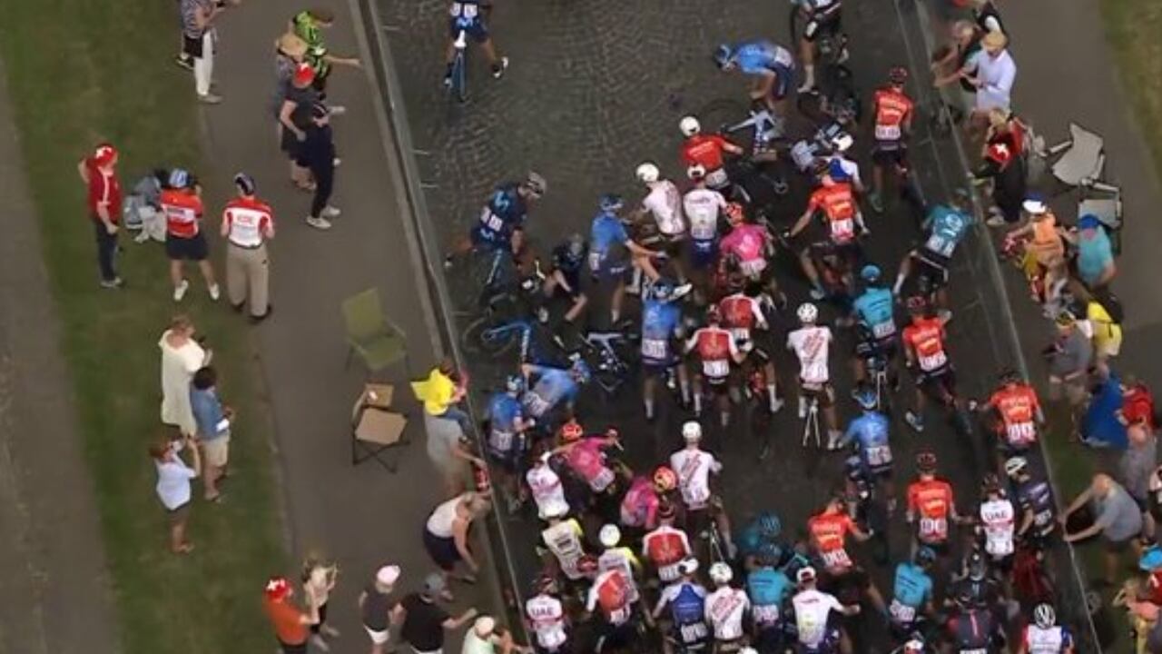 Caída masiva a falta de 10 km en la etapa 3 del Tour de Francia