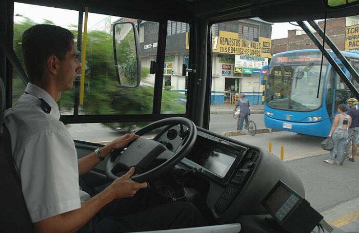 Imprudencias de peatones y ciclistas, como la que se aprecia en la imagen, tienen en alerta a los operadores del MIO, ya que además de poner en riesgo la vida de los mismos, ocasiona demoras en el cumplimiento de los horarios del sistema.