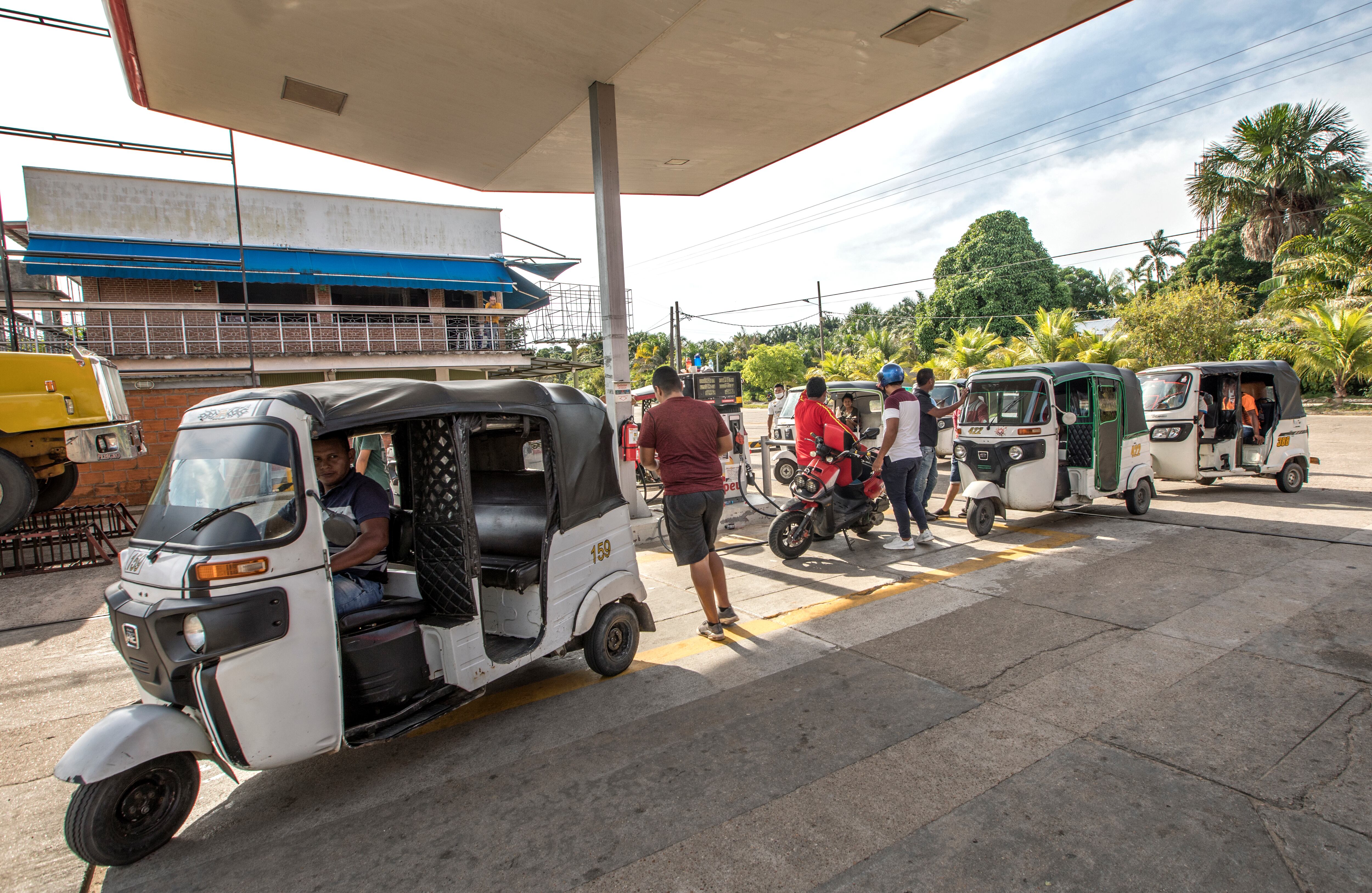 En Inírida son pocas las estaciones de servicio y es usual ver filas de motocarros para tanquear. Allí el combustible es costoso, excepto los primeros días del mes cuando llega la gasolina “con subsidio”. Antes se abastecían de los ‘pimpineros’ que cruzaban la frontera con Venezuela, pero debido a las medidas tomadas para evitar el contrabando y a la crisis del país vecino, estos dejaron de existir.