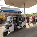 En Inírida son pocas las estaciones de servicio y es usual ver filas de motocarros para tanquear. Allí el combustible es costoso, excepto los primeros días del mes cuando llega la gasolina “con subsidio”. Antes se abastecían de los ‘pimpineros’ que cruzaban la frontera con Venezuela, pero debido a las medidas tomadas para evitar el contrabando y a la crisis del país vecino, estos dejaron de existir.