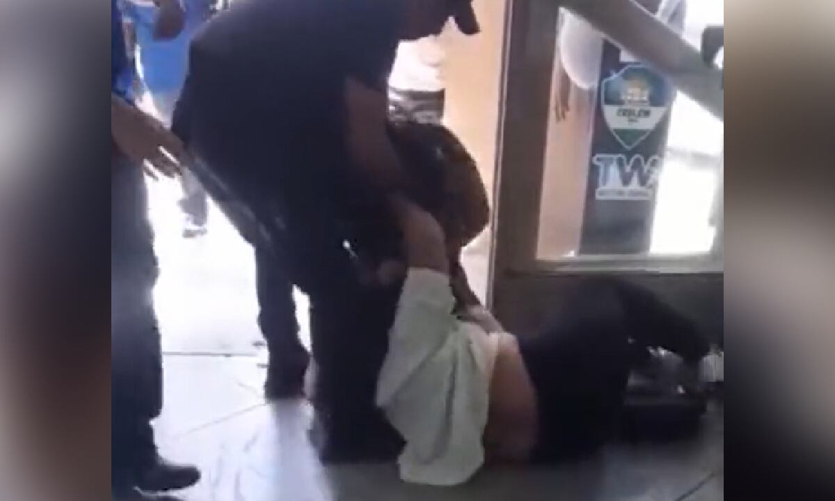 En medio de la pelea, fue necesaria la intervención de miembros de la policía para separar la confrontación.